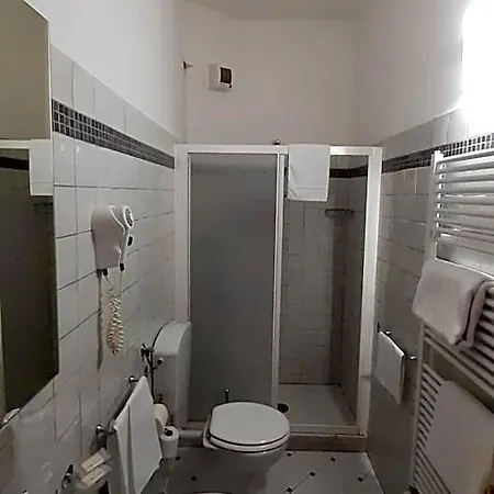Moderno Hotel 2*